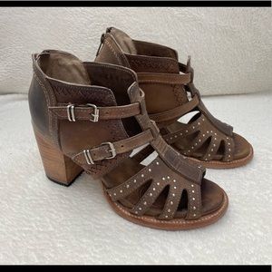 Freebird Conner sandal!  Size 7 brown. Like new condition!